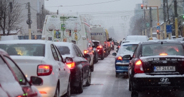 "Suntem 50 de oameni în stație, nu a venit niciun autobuz de jumătate de oră!" IARNA FACE RAVAGII ÎN TRAFICUL CONSTĂNȚEAN - 5