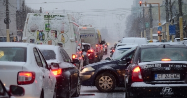 "Suntem 50 de oameni în stație, nu a venit niciun autobuz de jumătate de oră!" IARNA FACE RAVAGII ÎN TRAFICUL CONSTĂNȚEAN - 6