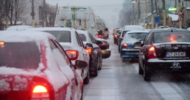 "Suntem 50 de oameni în stație, nu a venit niciun autobuz de jumătate de oră!" IARNA FACE RAVAGII ÎN TRAFICUL CONSTĂNȚEAN - 7