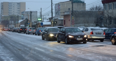 "Suntem 50 de oameni în stație, nu a venit niciun autobuz de jumătate de oră!" IARNA FACE RAVAGII ÎN TRAFICUL CONSTĂNȚEAN - 8