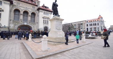 GALERIE FOTO. De ziua Micii Uniri, constănțenii au dat mână cu mână în Piața Ovidiu - 19