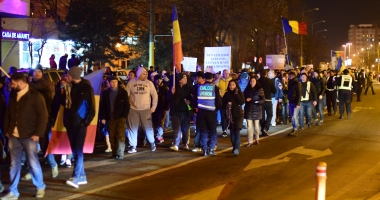 Galerie FOTO. VINEREA NEAGRĂ PENTRU CORUPȚII ROMÂNIEI / Constănțenii au protestat din nou, mai mulți ca niciodată - 11