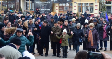 GALERIE FOTO. De ziua Micii Uniri, constănțenii au dat mână cu mână în Piața Ovidiu - 21