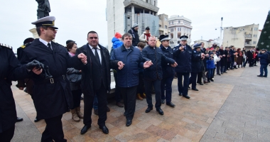 GALERIE FOTO. De ziua Micii Uniri, constănțenii au dat mână cu mână în Piața Ovidiu - 22