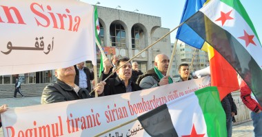 Membrii comunității siriene protestează în fața Casei de Cultură - 3