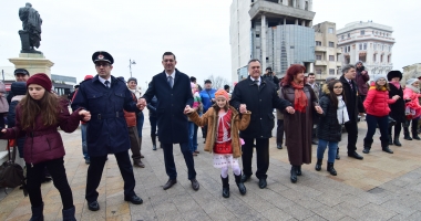GALERIE FOTO. De ziua Micii Uniri, constănțenii au dat mână cu mână în Piața Ovidiu - 7
