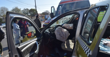 Galerie FOTO - VIDEO. GRAV ACCIDENT RUTIER ÎN CONSTANȚA! IMPACT PUTERNIC ÎNTRE UN TAXI ȘI O AMBULANȚĂ - 8