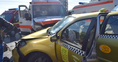 Galerie FOTO - VIDEO. GRAV ACCIDENT RUTIER ÎN CONSTANȚA! IMPACT PUTERNIC ÎNTRE UN TAXI ȘI O AMBULANȚĂ - 9