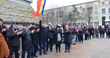 GALERIE FOTO. De ziua Micii Uniri, constănțenii au dat mână cu mână în Piața Ovidiu - 6