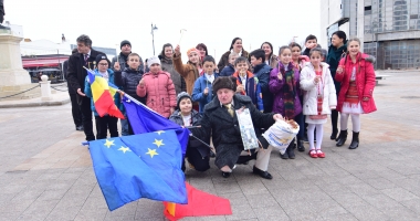 GALERIE FOTO. De ziua Micii Uniri, constănțenii au dat mână cu mână în Piața Ovidiu - 4