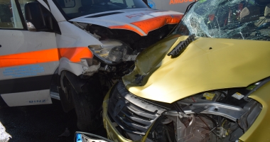 Galerie FOTO - VIDEO. GRAV ACCIDENT RUTIER ÎN CONSTANȚA! IMPACT PUTERNIC ÎNTRE UN TAXI ȘI O AMBULANȚĂ - 11