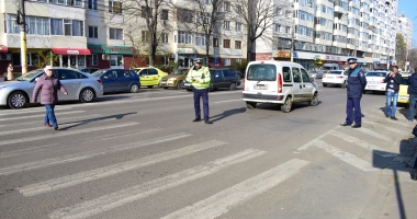 Galerie foto. ACCIDENT LA CONSTANȚA. Femeie lovită pe trecerea de pietoni, pe bulevardul Lăpușneanu - 2