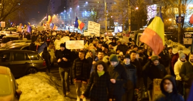 Galerie FOTO. VINEREA NEAGRĂ PENTRU CORUPȚII ROMÂNIEI / Constănțenii au protestat din nou, mai mulți ca niciodată - 16