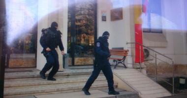 Galerie FOTO. PERCHEZIȚII LA PRIMĂRIA CONSTANȚA ȘI ACASĂ LA PRIMARUL RADU MAZĂRE - Ce spune DNA / UPDATE - 6