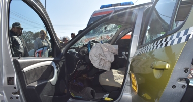 Galerie FOTO - VIDEO. GRAV ACCIDENT RUTIER ÎN CONSTANȚA! IMPACT PUTERNIC ÎNTRE UN TAXI ȘI O AMBULANȚĂ - 14