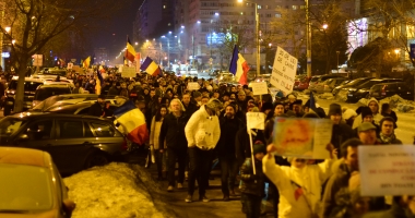 Galerie FOTO. VINEREA NEAGRĂ PENTRU CORUPȚII ROMÂNIEI / Constănțenii au protestat din nou, mai mulți ca niciodată - 17