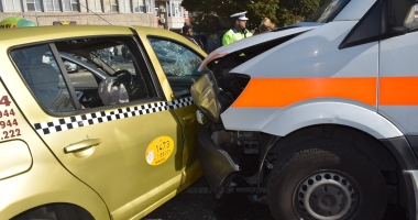 Galerie FOTO - VIDEO. GRAV ACCIDENT RUTIER ÎN CONSTANȚA! IMPACT PUTERNIC ÎNTRE UN TAXI ȘI O AMBULANȚĂ - 12