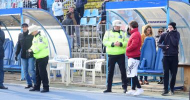 Stire din Eveniment : GALERIE FOTO / O candidată s-a prăbușit pe pistă, în timpul probei sportive pentru angajarea în Poliția Locală