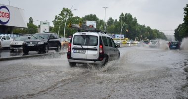 GALERIE FOTO / Copaci căzuți și zeci de străzi inundate, la Constanța - 10