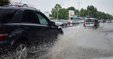 Stire din Social : GALERIE FOTO / Copaci căzuți și zeci de străzi inundate, la Constanța