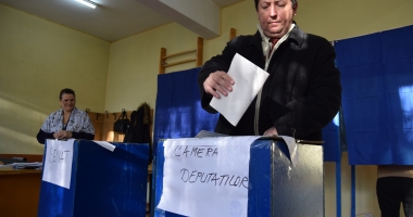 Stire din Politică-Administrație : ALEGERI PARLAMENTARE 2016 / ȘTAMPILE ARUNCATE ÎN FOC! Probleme în secțiile de votare, încă de la primele ore