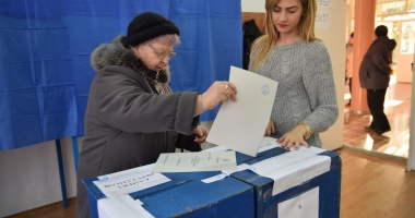 Stire din Eveniment : Votare suspendată la o secție din Constanța! Polițiștii fac cercetări