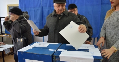Stire din Eveniment : Alertă la 112! Un membru al unei comisii de vot ar fotografia alegătorii