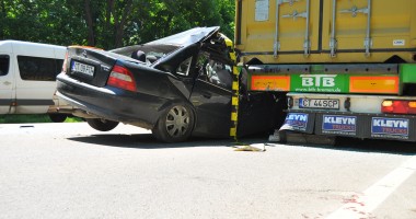 Accident grav în Valu lui Traian. O mașină a intrat sub un TIR / Galerie foto - 2