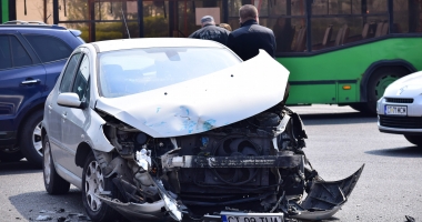 GALERIE FOTO. ACCIDENT RUTIER ÎN ZONA FAR / IMPACT PUTERNIC! TREI MAȘINI AVARIATE GRAV - 2