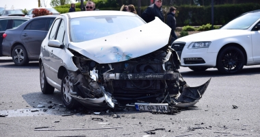 GALERIE FOTO. ACCIDENT RUTIER ÎN ZONA FAR / IMPACT PUTERNIC! TREI MAȘINI AVARIATE GRAV - 3