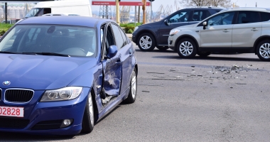 GALERIE FOTO. ACCIDENT RUTIER ÎN ZONA FAR / IMPACT PUTERNIC! TREI MAȘINI AVARIATE GRAV - 6