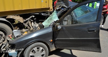 Accident grav în Valu lui Traian. O mașină a intrat sub un TIR / Galerie foto - 4
