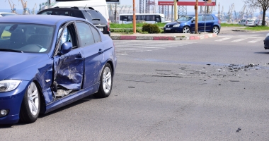 GALERIE FOTO. ACCIDENT RUTIER ÎN ZONA FAR / IMPACT PUTERNIC! TREI MAȘINI AVARIATE GRAV - 5