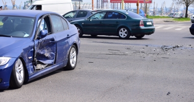 GALERIE FOTO. ACCIDENT RUTIER ÎN ZONA FAR / IMPACT PUTERNIC! TREI MAȘINI AVARIATE GRAV - 4