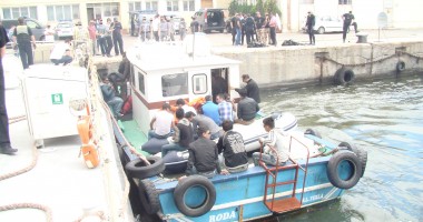 Galerie FOTO. Zeci de migranți afgani și iranieni, depistați în Marea Neagră - 2