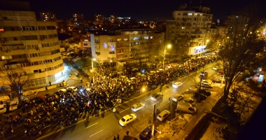 Galerie FOTO. VINEREA NEAGRĂ PENTRU CORUPȚII ROMÂNIEI / Constănțenii au protestat din nou, mai mulți ca niciodată - 20