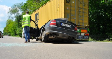 Accident grav în Valu lui Traian. O mașină a intrat sub un TIR / Galerie foto - 5