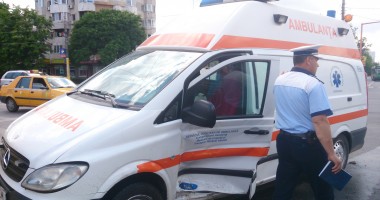 Galerie FOTO. Grav accident rutier pe I.C. Brătianu. Șoferul și asistenta de pe Ambulanța implicată, grav răniți - 7