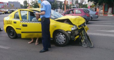 Galerie FOTO. Grav accident rutier pe I.C. Brătianu. Șoferul și asistenta de pe Ambulanța implicată, grav răniți - 2