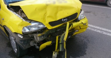 Galerie FOTO. Grav accident rutier pe I.C. Brătianu. Șoferul și asistenta de pe Ambulanța implicată, grav răniți - 8