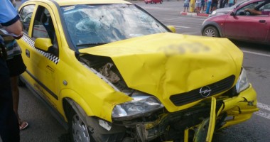 Galerie FOTO. Grav accident rutier pe I.C. Brătianu. Șoferul și asistenta de pe Ambulanța implicată, grav răniți - 1