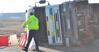 Imagini cu tirul răsturnat astăzi pe Șoseaua Mangaliei  GALERIE FOTO - 2