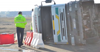 Imagini cu tirul răsturnat astăzi pe Șoseaua Mangaliei  GALERIE FOTO - 3