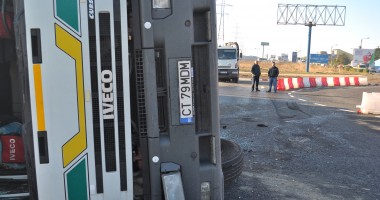 Imagini cu tirul răsturnat astăzi pe Șoseaua Mangaliei  GALERIE FOTO - 6