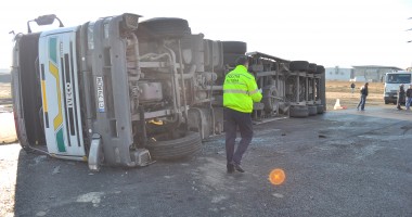 Stire din Eveniment : Accident incredibil pe șoseaua Mangaliei. Un șofer beat mangă s-a răsturnat cu tirul
