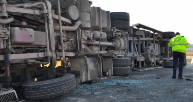 Imagini cu tirul răsturnat astăzi pe Șoseaua Mangaliei  GALERIE FOTO - 8