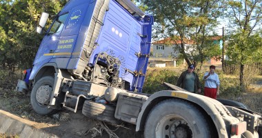 Un TIR s-a răsturnat în șanț, la intrarea în Agigea  GALERIE FOTO - 3