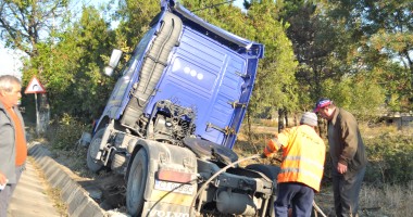 Un TIR s-a răsturnat în șanț, la intrarea în Agigea  GALERIE FOTO - 4