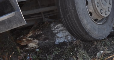 Un TIR s-a răsturnat în șanț, la intrarea în Agigea  GALERIE FOTO - 5