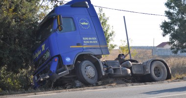 Un TIR s-a răsturnat în șanț, la intrarea în Agigea  GALERIE FOTO - 6